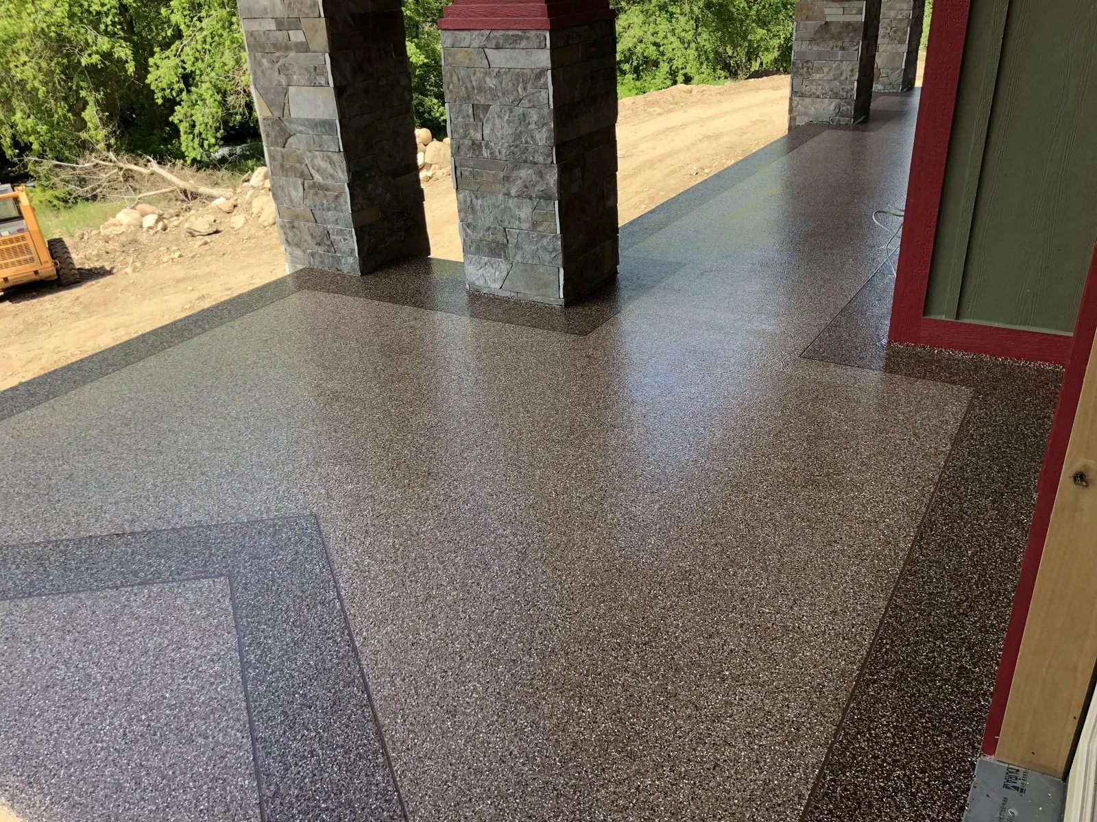 Flake patio coating with a contrasting border